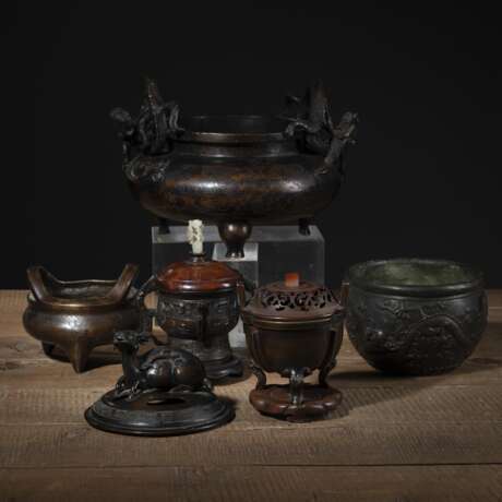 Vier Bronze-Weihrauchbrenner mit Henkeln, eine Schale mit Drachenrelief und ein Deckel mit Hirsch-Knauf - photo 1