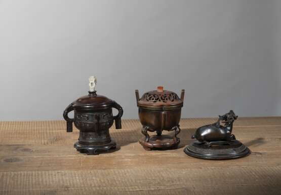 Vier Bronze-Weihrauchbrenner mit Henkeln, eine Schale mit Drachenrelief und ein Deckel mit Hirsch-Knauf - Foto 2