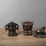 Vier Bronze-Weihrauchbrenner mit Henkeln, eine Schale mit Drachenrelief und ein Deckel mit Hirsch-Knauf - фото 2