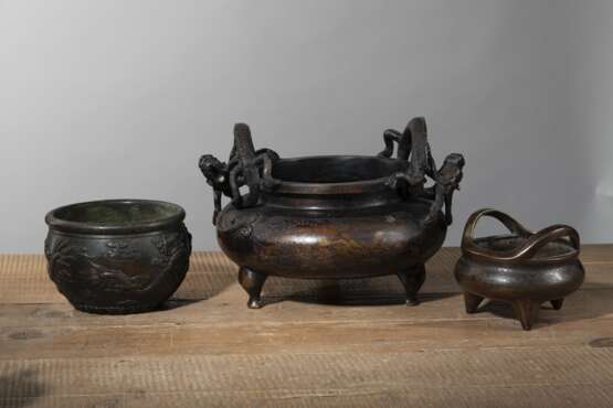 Vier Bronze-Weihrauchbrenner mit Henkeln, eine Schale mit Drachenrelief und ein Deckel mit Hirsch-Knauf - Foto 3