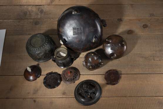 Vier Bronze-Weihrauchbrenner mit Henkeln, eine Schale mit Drachenrelief und ein Deckel mit Hirsch-Knauf - Foto 5