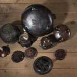 Vier Bronze-Weihrauchbrenner mit Henkeln, eine Schale mit Drachenrelief und ein Deckel mit Hirsch-Knauf - фото 5