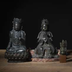 Gruppe von vier Bronzen: sitzende Göttin Yanguang Niangniang, gekrönter Buddha, Kopf des Lachenden Buddhas und ein Lotossockel