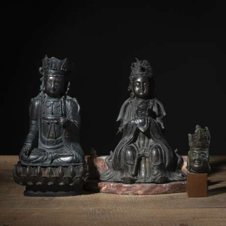 Gruppe von vier Bronzen: sitzende Göttin Yanguang Niangniang, gekrönter Buddha, Kopf des Lachenden Buddhas und ein Lotossockel - фото 1
