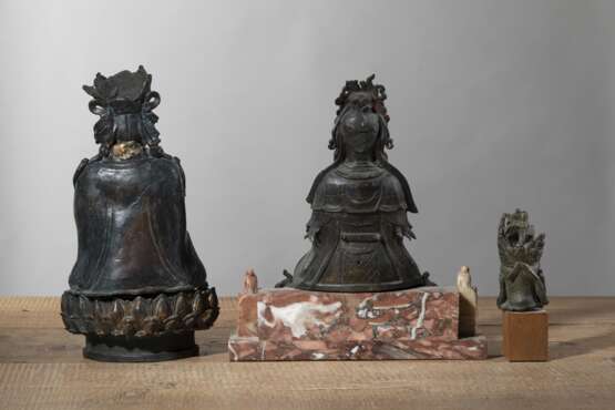 Gruppe von vier Bronzen: sitzende Göttin Yanguang Niangniang, gekrönter Buddha, Kopf des Lachenden Buddhas und ein Lotossockel - Foto 2