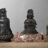Gruppe von vier Bronzen: sitzende Göttin Yanguang Niangniang, gekrönter Buddha, Kopf des Lachenden Buddhas und ein Lotossockel - photo 2