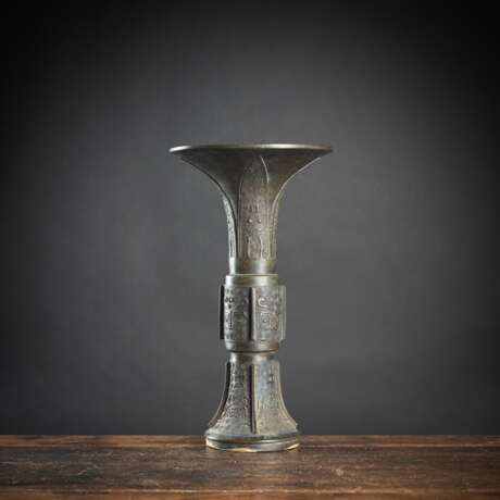 'Gu'-förmige Vase aus Bronze mit archaistischem Reliefdekor - Foto 1