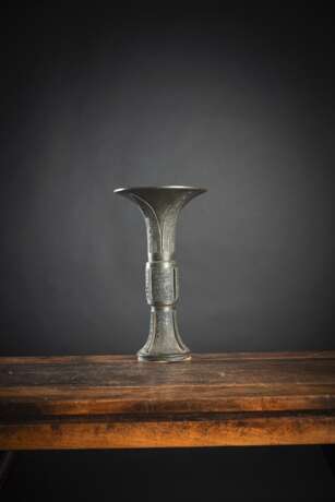 'Gu'-förmige Vase aus Bronze mit archaistischem Reliefdekor - фото 2