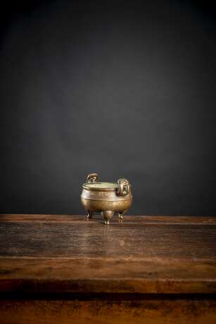 Kleiner Weihrauchbrenner aus Bronze auf drei kurzem Füßen mit zwei Henkeln und Drachen- und 'Shou'-Zeichendekor - photo 3