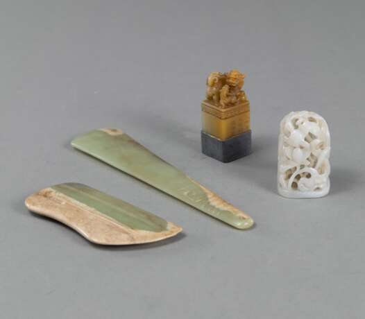 Zwei archaische Jade-Objekte, eine Deckelknauf aus weißer Jade in Durchbruch-Arbeit und ein Speckstein-Siegel gekrönt mit einem Löwen und seinem Jungen - photo 1