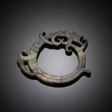 Ringförmige Jadeschnitzerei eines Drachen 'Long' - Foto 1