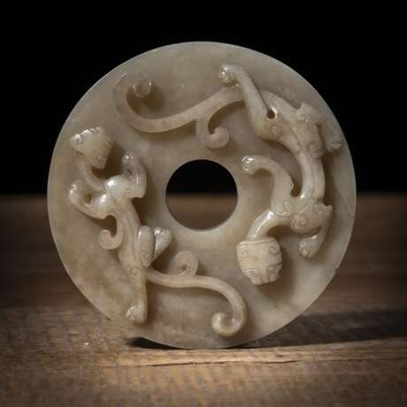 Bi-Scheibe aus Jade mit 'Chilong' in Relief - Foto 1