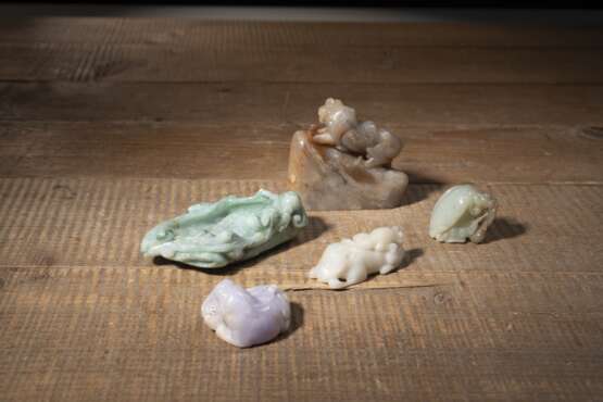 Konvolut fünf Jade- und Steinschnitzereien: Pinselwascher in Form eines Lotosblattes, drei Tierdarstellungen und Speckstein-Siegel - фото 2