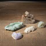 Konvolut fünf Jade- und Steinschnitzereien: Pinselwascher in Form eines Lotosblattes, drei Tierdarstellungen und Speckstein-Siegel - фото 2