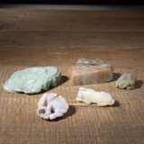 Konvolut fünf Jade- und Steinschnitzereien: Pinselwascher in Form eines Lotosblattes, drei Tierdarstellungen und Speckstein-Siegel - photo 3
