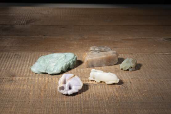 Konvolut fünf Jade- und Steinschnitzereien: Pinselwascher in Form eines Lotosblattes, drei Tierdarstellungen und Speckstein-Siegel - фото 3