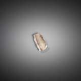 Kleines Beilamulett aus graubräunlicher transluzenter Jade mit 'Chilong' in Relief - Foto 2
