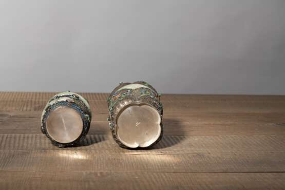 Zwei Deckelgefäße aus Silber mit eingelegtem Emaildekor und Jaderingen - фото 3