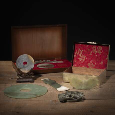 Konvolut sieben archaische Jadeobjekte, u.a. Bi-Scheiben, und ein Kasten mit Einlage einer Jadeschnitzerei - photo 1