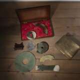 Konvolut sieben archaische Jadeobjekte, u.a. Bi-Scheiben, und ein Kasten mit Einlage einer Jadeschnitzerei - фото 3