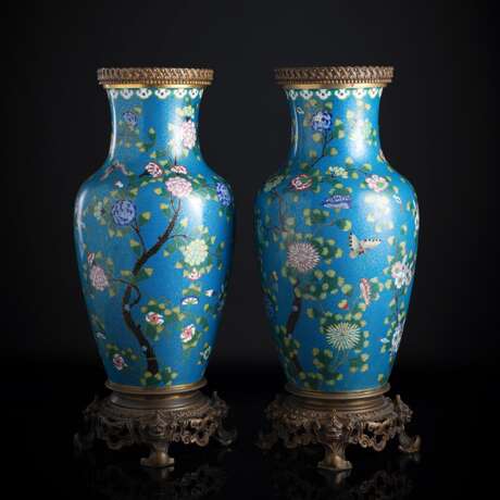 Paar Cloisonné-Vasen in Rouleau-Form mit europäischen Bronzemontierungen mit Blüten- und Schmetterlingsdekor - photo 1