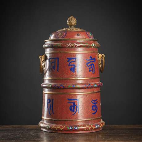 Cloisonné-Deckelgefäß mit Dekor tibetischer Schrift und Masken-Handhaben - photo 1