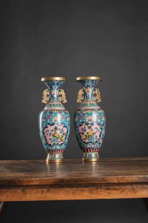 Paar partiell feuervergoldete Cloisonné-Vasen mit Blütendekor, - Foto 2