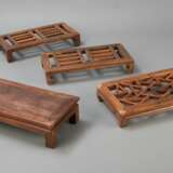Kleiner Tisch und drei Fußbänke aus Holz - фото 1
