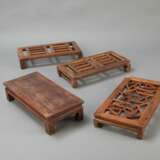 Kleiner Tisch und drei Fußbänke aus Holz - Foto 2