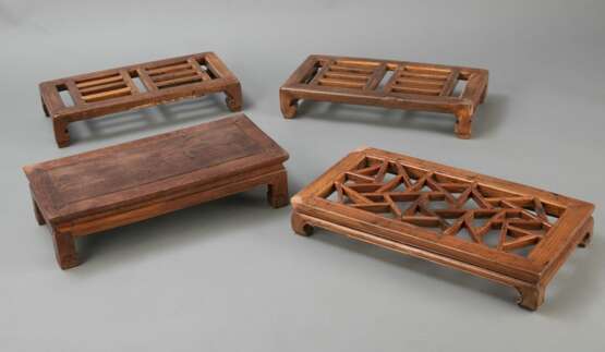 Kleiner Tisch und drei Fußbänke aus Holz - Foto 3