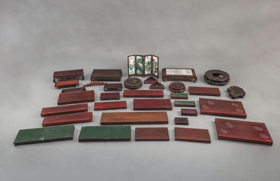 Konvolut Holzstände (teilweise in Paaren), kleine Tische und Tischstellschirm - Foto 1