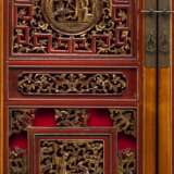 Kabinettschrank aus Holz mit Schubladen, Türen mit durchbrochen geschnitzten Reliefelementen mit figuralem Dekor, teils Rot- und Goldlackauflage - Foto 7