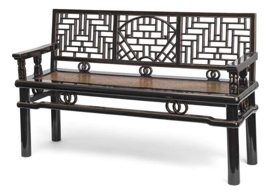 Holz-Sitzbank, teils schwarz lackiert, durchbrochen geschnitzt mit geometrischem Dekor und Doppelringen, Sitzfläche in Bambusimitation - Foto 1