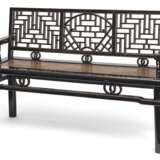 Holz-Sitzbank, teils schwarz lackiert, durchbrochen geschnitzt mit geometrischem Dekor und Doppelringen, Sitzfläche in Bambusimitation - photo 1