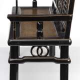 Holz-Sitzbank, teils schwarz lackiert, durchbrochen geschnitzt mit geometrischem Dekor und Doppelringen, Sitzfläche in Bambusimitation - Foto 2