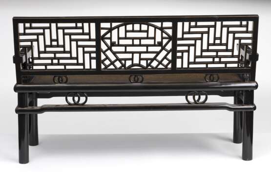 Holz-Sitzbank, teils schwarz lackiert, durchbrochen geschnitzt mit geometrischem Dekor und Doppelringen, Sitzfläche in Bambusimitation - photo 3
