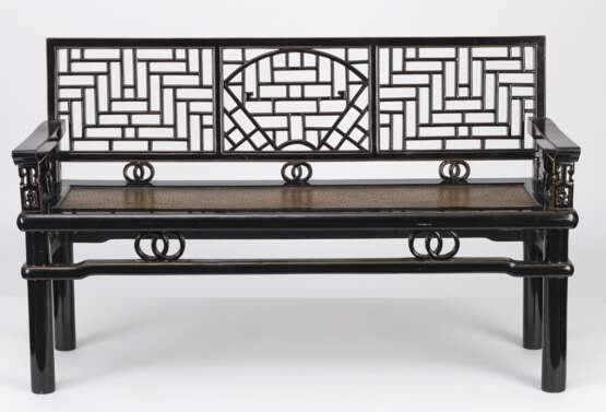 Holz-Sitzbank, teils schwarz lackiert, durchbrochen geschnitzt mit geometrischem Dekor und Doppelringen, Sitzfläche in Bambusimitation - Foto 5