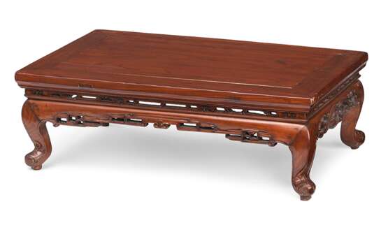 Niedriger Kang-Tisch aus Holz mit geschwungenen Beinen und teils durchbrochen geschnitzten Schürzen - Foto 1