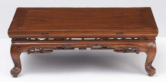 Niedriger Kang-Tisch aus Holz mit geschwungenen Beinen und teils durchbrochen geschnitzten Schürzen - Foto 4