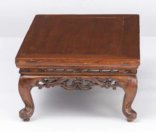 Niedriger Kang-Tisch aus Holz mit geschwungenen Beinen und teils durchbrochen geschnitzten Schürzen - фото 5