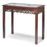 Tisch mit eingelegter Marmorplatte und floral geschnitzter Zarge - photo 1