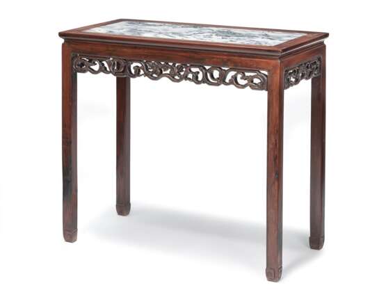 Tisch mit eingelegter Marmorplatte und floral geschnitzter Zarge - Foto 1