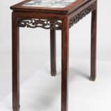 Tisch mit eingelegter Marmorplatte und floral geschnitzter Zarge - photo 2