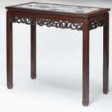 Tisch mit eingelegter Marmorplatte und floral geschnitzter Zarge - Foto 4