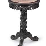 Runder Tisch mit eingelegter Marmorplatte und in Durchbruch geschnitzter Zarge - Foto 1
