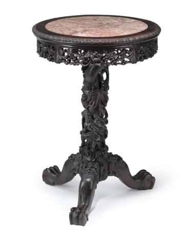 Runder Tisch mit eingelegter Marmorplatte und in Durchbruch geschnitzter Zarge - фото 1