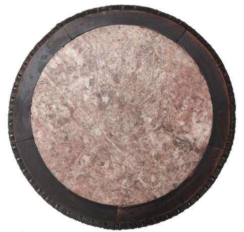 Runder Tisch mit eingelegter Marmorplatte und in Durchbruch geschnitzter Zarge - Foto 4