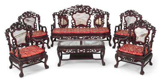 Möbelgarnitur bestehend aus 4 Stühlen, einem Tisch und einer Bank mit eingelegten Steinplatten und Polstern mit Seidenbezug - Foto 1