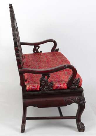 Möbelgarnitur bestehend aus 4 Stühlen, einem Tisch und einer Bank mit eingelegten Steinplatten und Polstern mit Seidenbezug - Foto 5