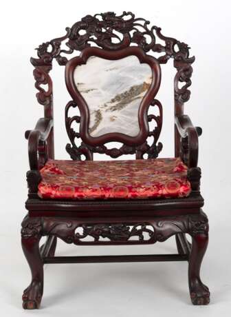 Möbelgarnitur bestehend aus 4 Stühlen, einem Tisch und einer Bank mit eingelegten Steinplatten und Polstern mit Seidenbezug - Foto 18